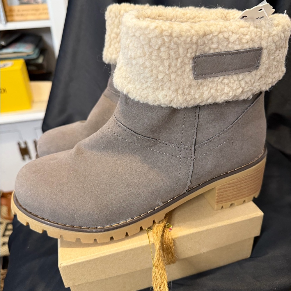 Chic Taupe Ankle Boots with Cozy Lining